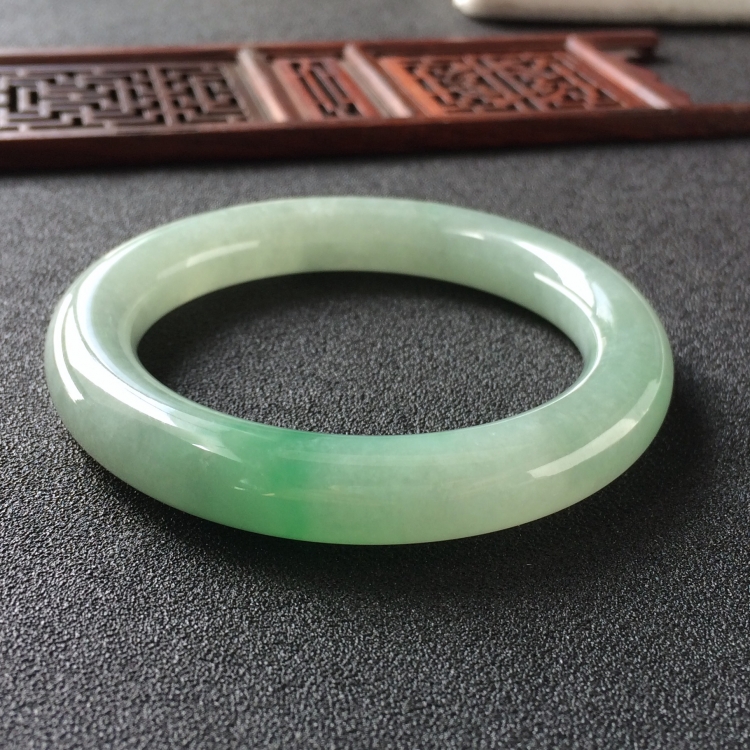 (超值推荐)糯冰种晴水飘翠圆条手镯(54.4mm)