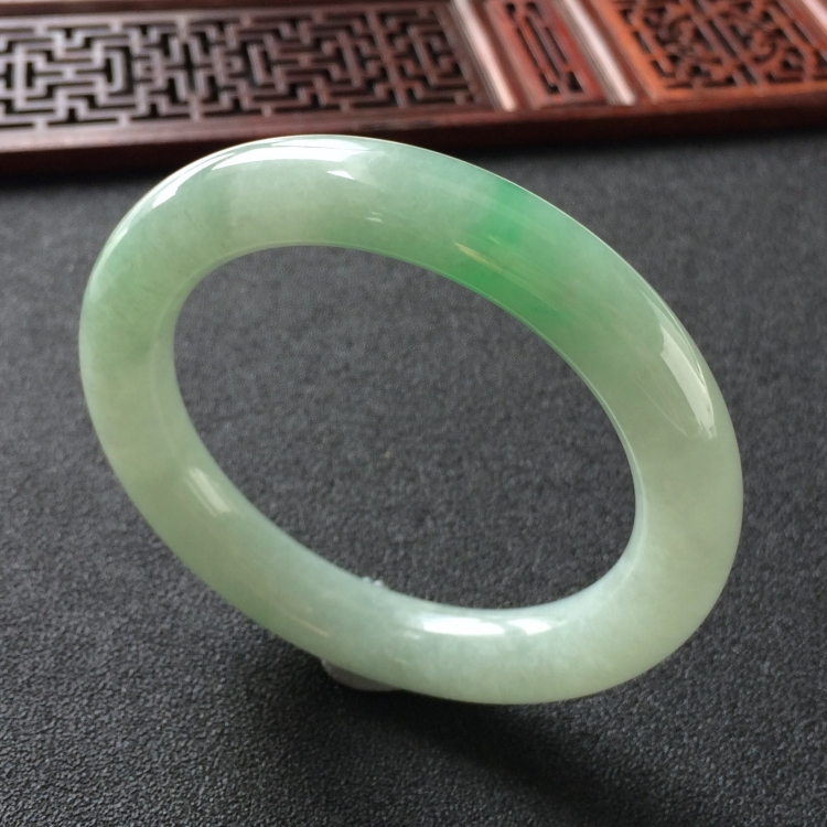 (超值推荐)糯冰种晴水飘翠圆条手镯(54.4mm)