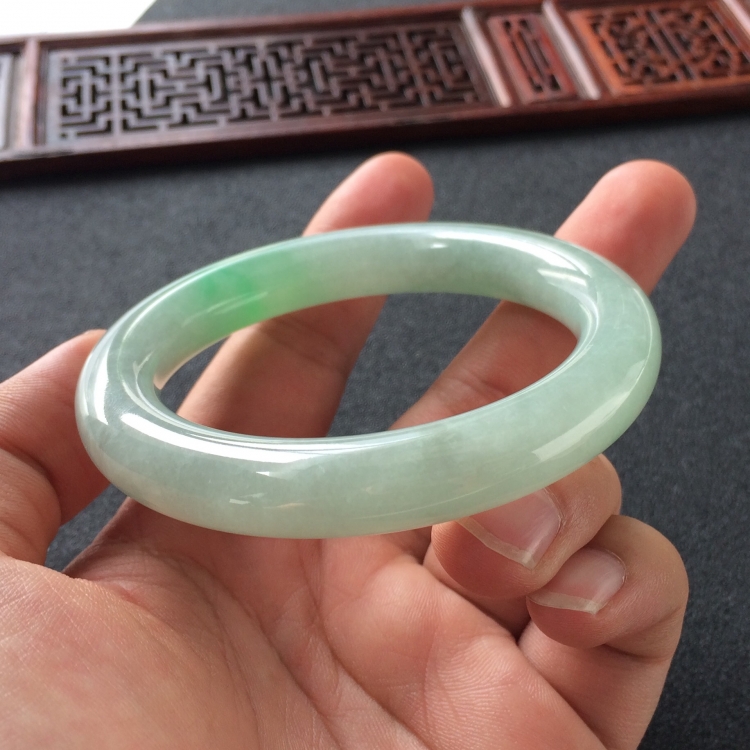 (超值推荐)糯冰种晴水飘翠圆条手镯(54.4mm)