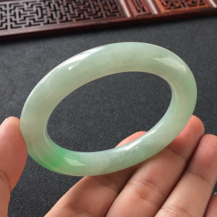 (超值推荐)糯冰种晴水飘翠圆条手镯(54.4mm)