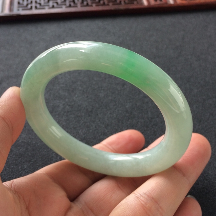 (超值推荐)糯冰种晴水飘翠圆条手镯(54.4mm)