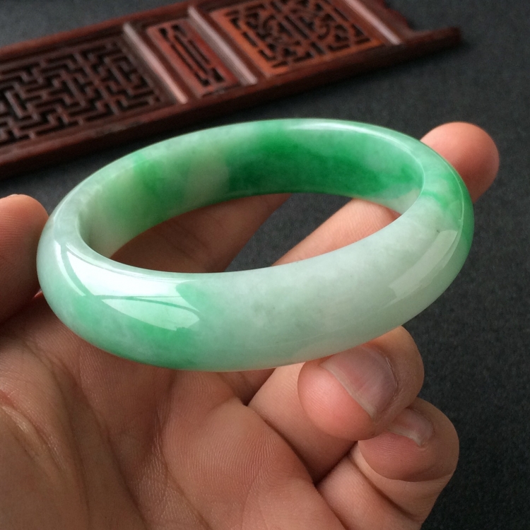 (超值推荐)糯冰种飘翠手镯(56.4mm)