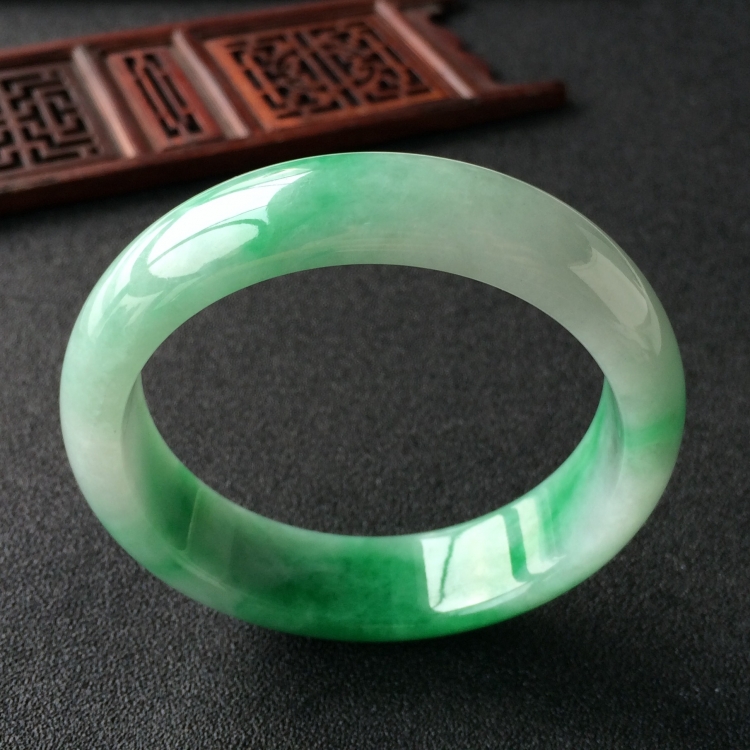 (超值推荐)糯冰种飘翠手镯(56.4mm)