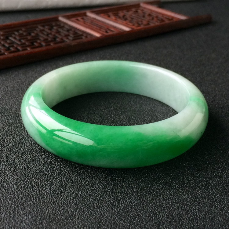 (超值推荐)糯冰种飘翠手镯(56.4mm)