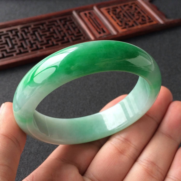 (超值推荐)糯冰种飘翠手镯(56.4mm)