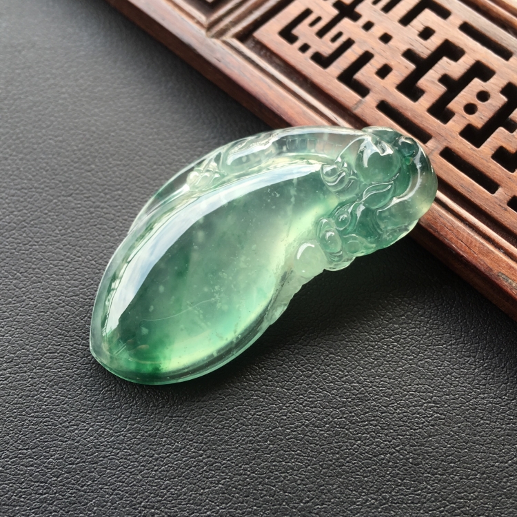 (超值推荐)冰种飘花瑞兽献福挂件