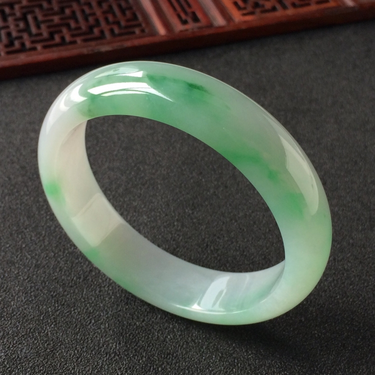 (超值推荐)糯冰种飘翠手镯(55.8mm)