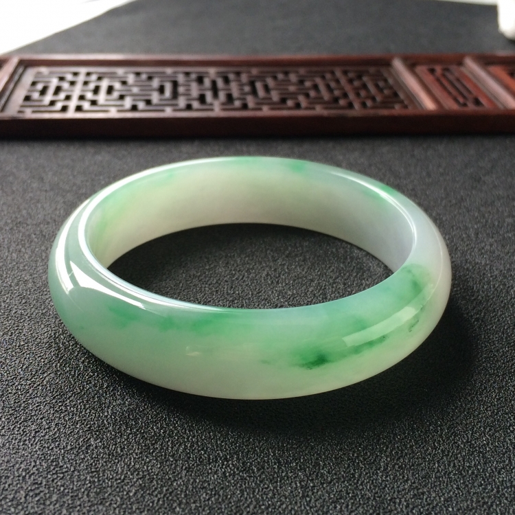 (超值推荐)糯冰种飘翠手镯(55.8mm)