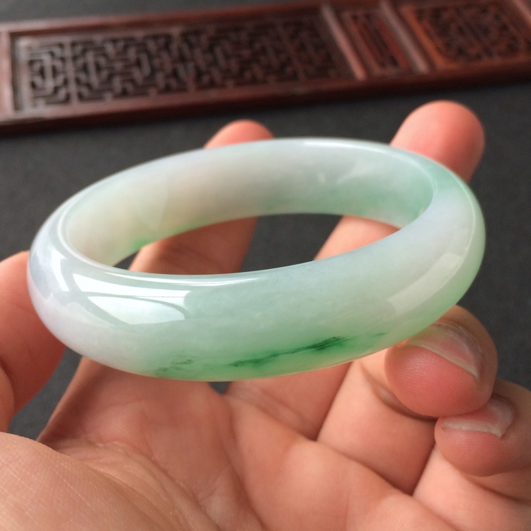 (超值推荐)糯冰种飘翠手镯(55.8mm)