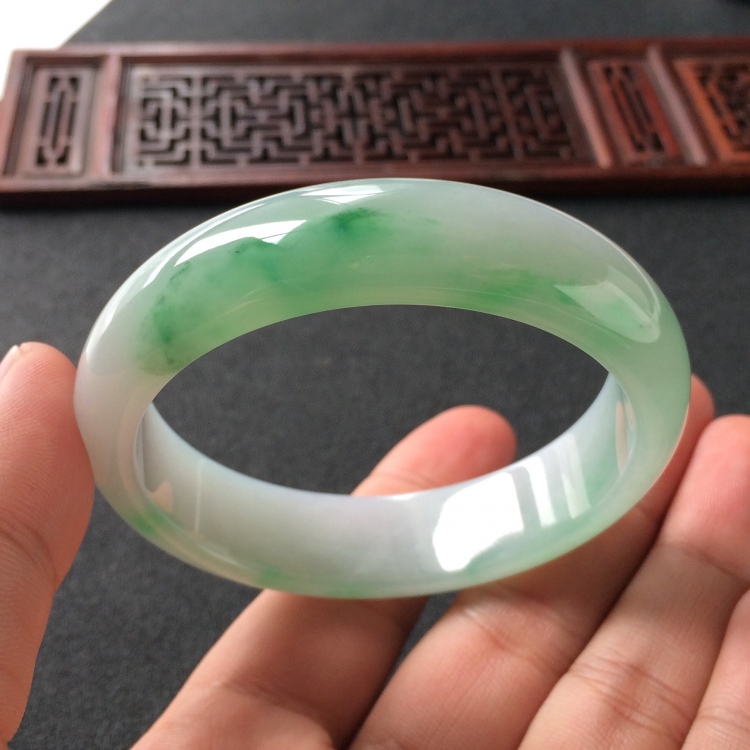 (超值推荐)糯冰种飘翠手镯(55.8mm)