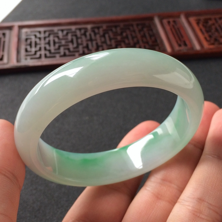 (超值推荐)糯冰种飘翠手镯(55.8mm)