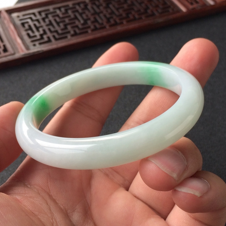 (超值推荐)糯冰种飘翠手镯(54mm)