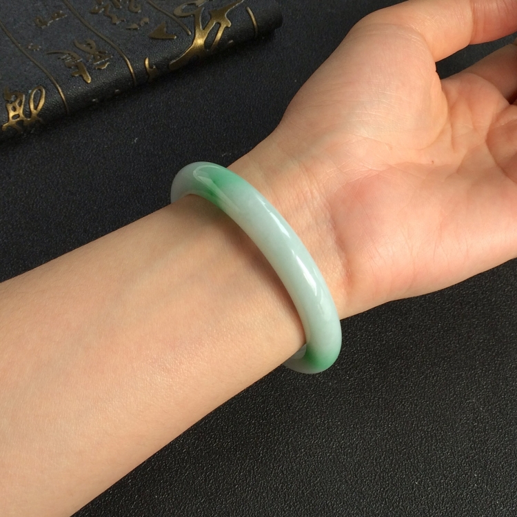 (超值推荐)糯冰种飘翠手镯(54mm)