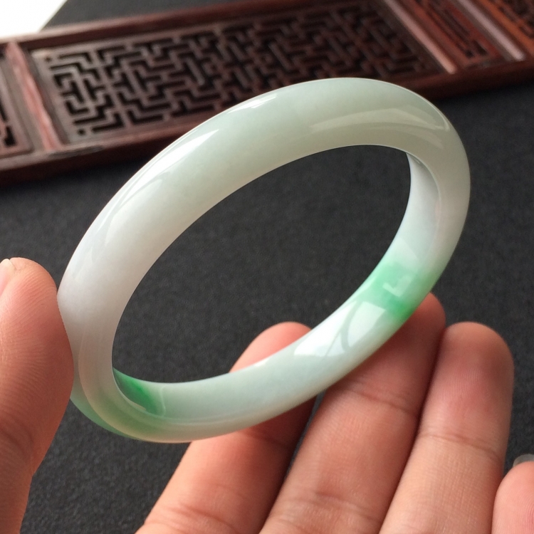 (超值推荐)糯冰种飘翠手镯(54mm)