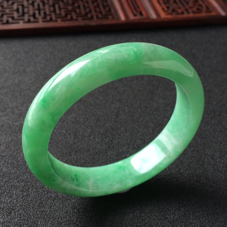 (超值推荐)糯冰种飘翠手镯(56mm)