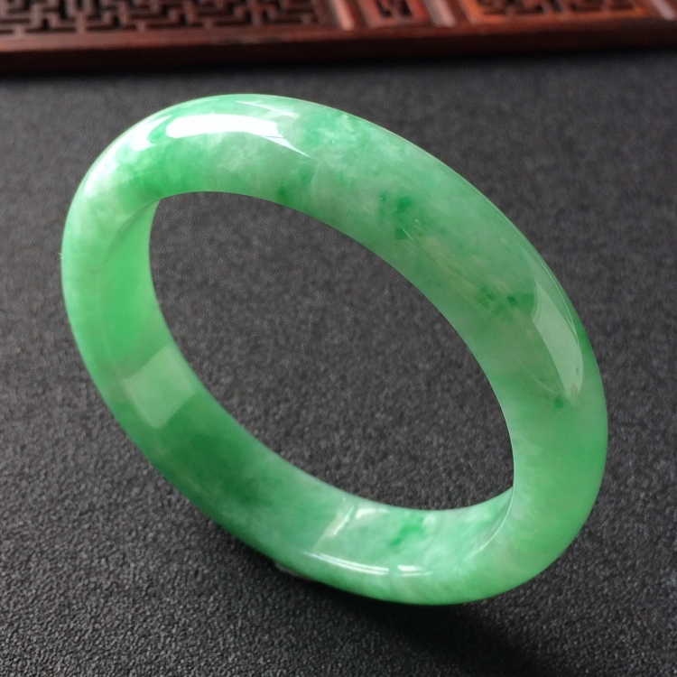 (超值推荐)糯冰种飘翠手镯(56mm)