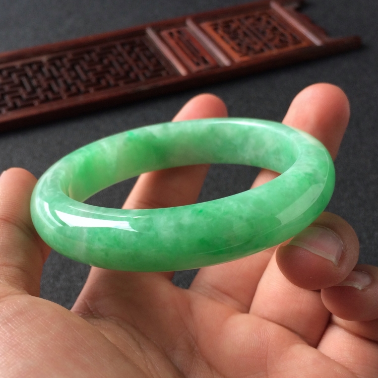 (超值推荐)糯冰种飘翠手镯(56mm)