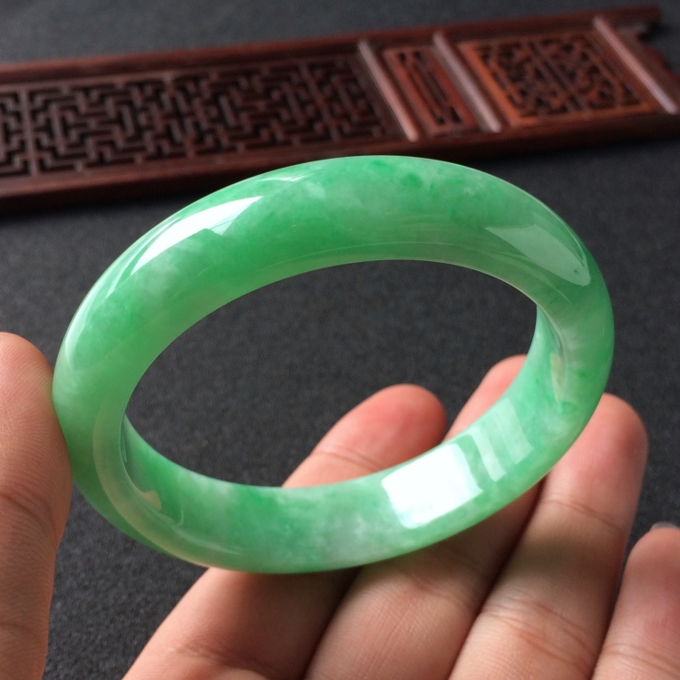 (超值推荐)糯冰种飘翠手镯(56mm)