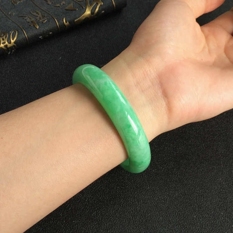 (超值推荐)糯冰种飘翠手镯(56mm)