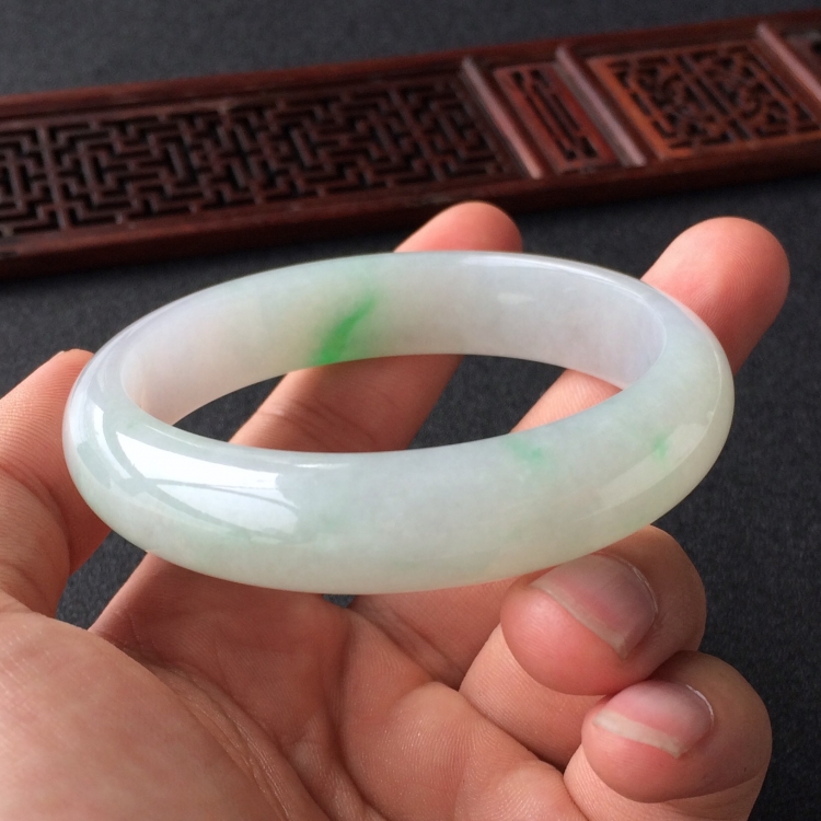 (超值推荐)糯冰种飘翠手镯(57.1mm)
