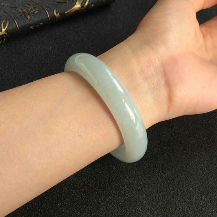 (超值推荐)糯冰种晴水手镯(58.5mm)