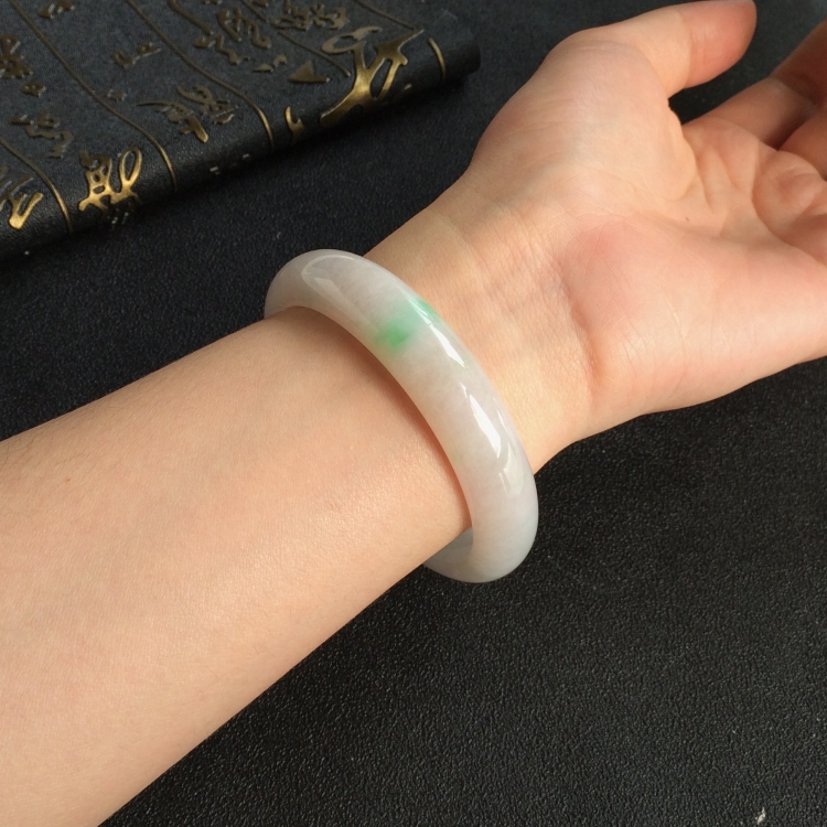 (超值推荐)糯冰种飘翠手镯(56.3mm)