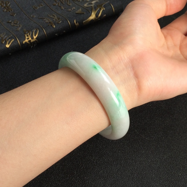 (超值推荐)糯冰种飘翠手镯(58.7mm)