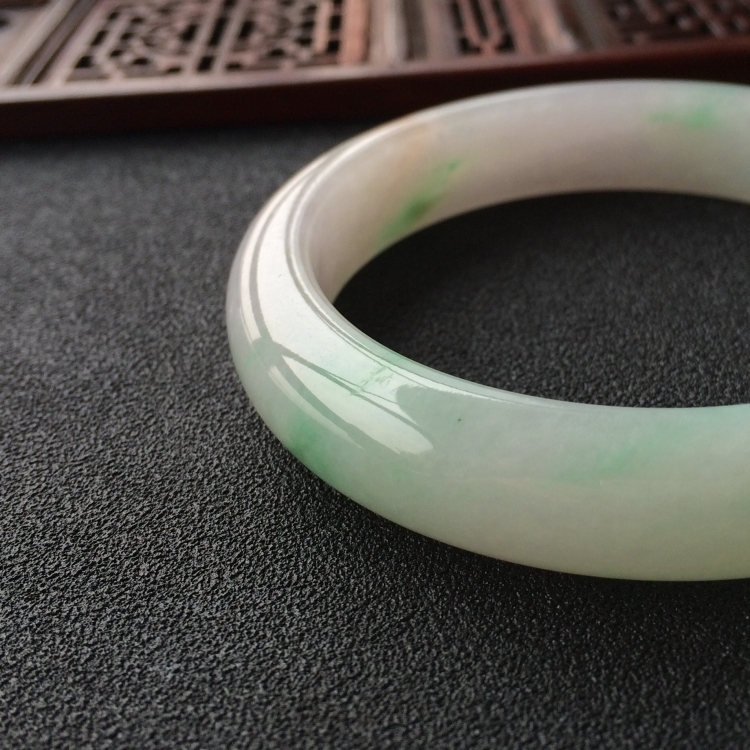(超值推荐)糯冰种飘翠手镯(55.7mm)