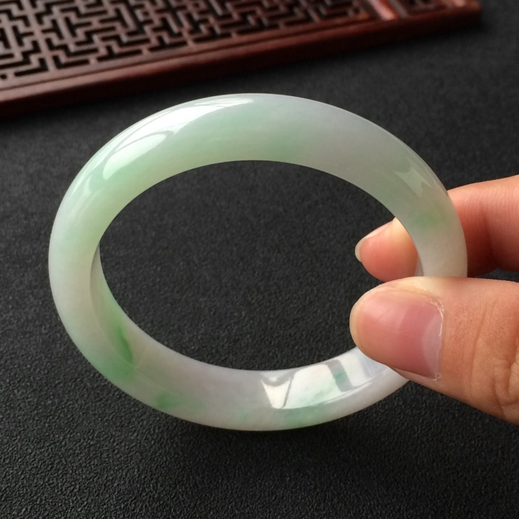 (超值推荐)糯冰种飘翠手镯(55.7mm)