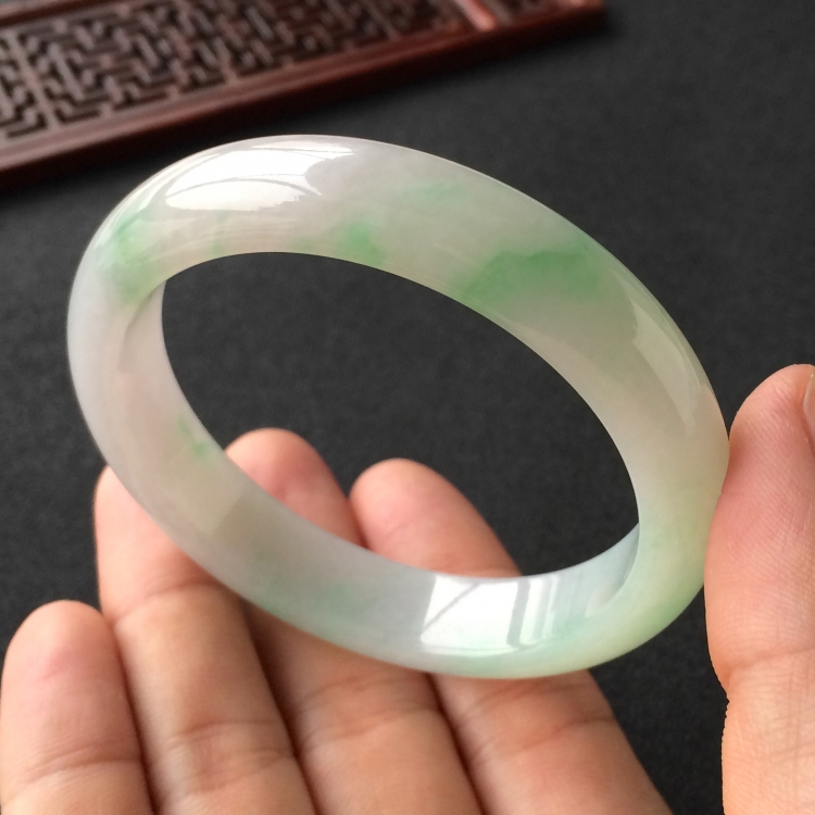 (超值推荐)糯冰种飘翠手镯(55.7mm)