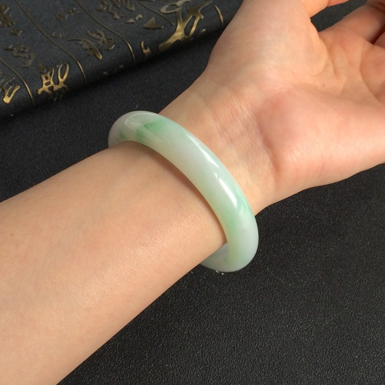 (超值推荐)糯冰种飘翠手镯(55.7mm)