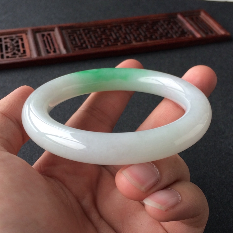 (超值推荐)糯冰种飘翠圆条手镯(56.1mm)