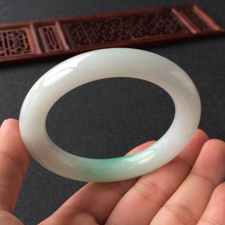 (超值推荐)糯冰种飘翠圆条手镯(56.1mm)
