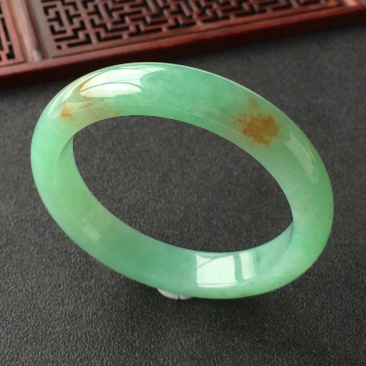 (超值推荐)糯冰种绿晴水略飘黄花手镯(55.2mm)