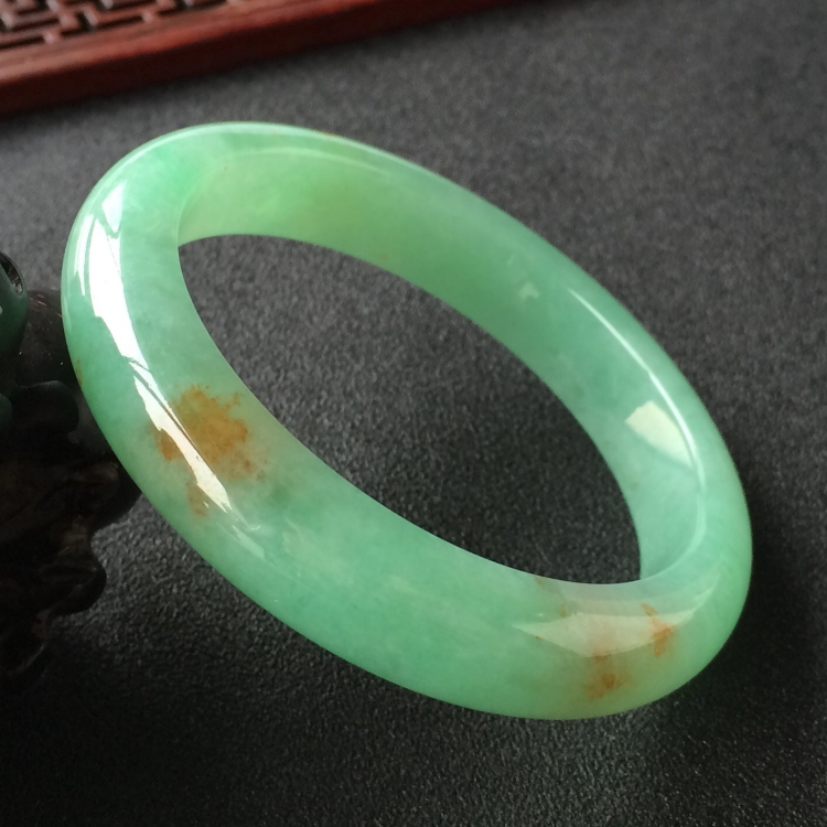 (超值推荐)糯冰种绿晴水略飘黄花手镯(55.2mm)
