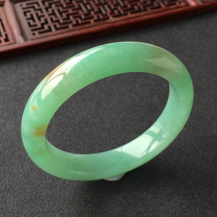 (超值推荐)糯冰种绿晴水略飘黄花手镯(55.2mm)