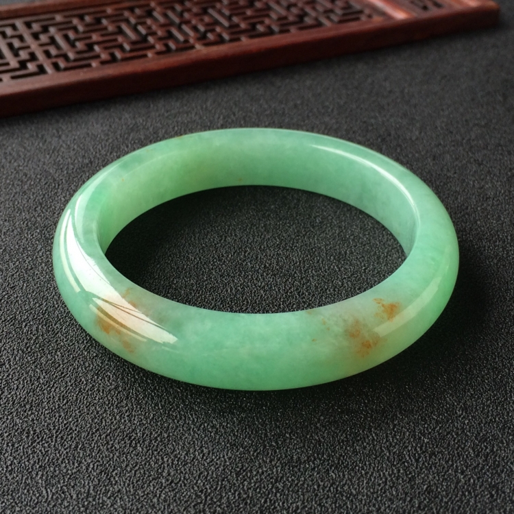 (超值推荐)糯冰种绿晴水略飘黄花手镯(55.2mm)