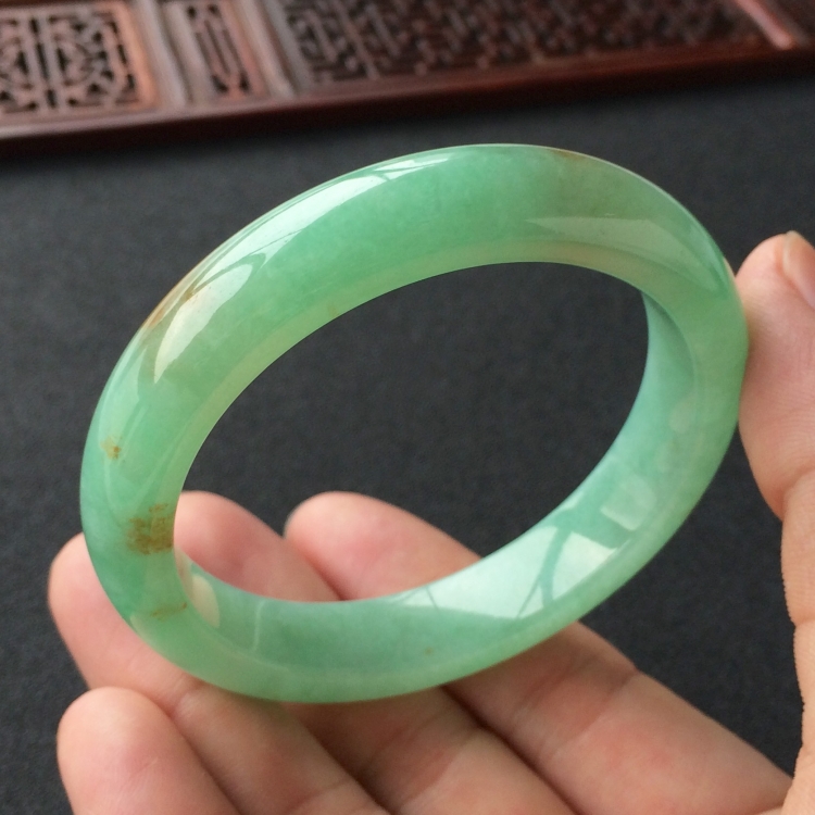 (超值推荐)糯冰种绿晴水略飘黄花手镯(55.2mm)