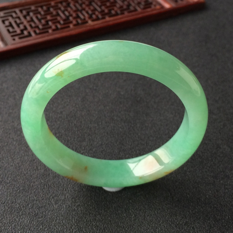 (超值推荐)糯冰种绿晴水略飘黄花手镯(55.2mm)