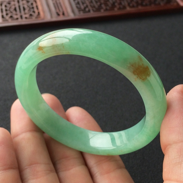 (超值推荐)糯冰种绿晴水略飘黄花手镯(55.2mm)