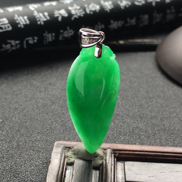 （超值推荐）糯冰种翠色福瓜挂件（金扣）