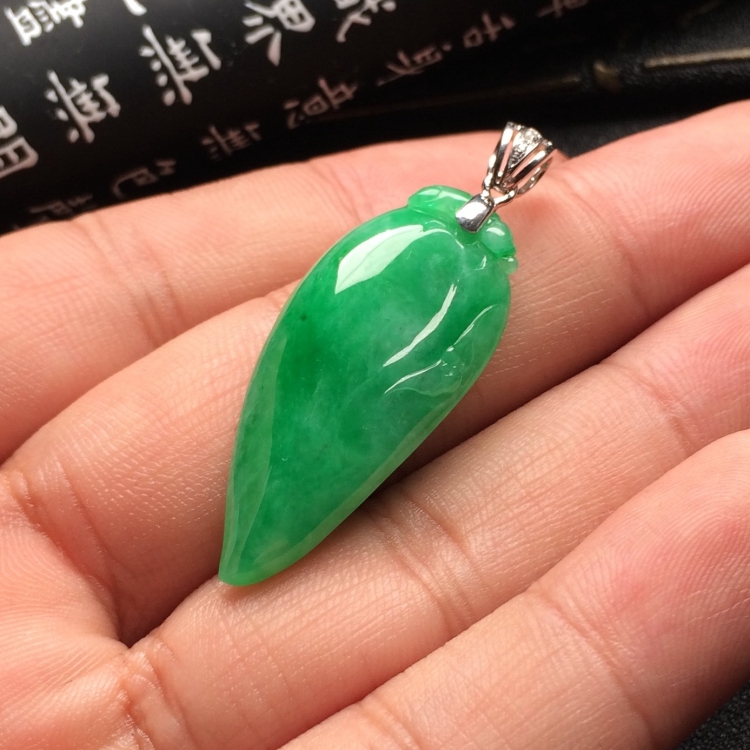 （超值推荐）糯冰种翠色福瓜挂件（金扣）