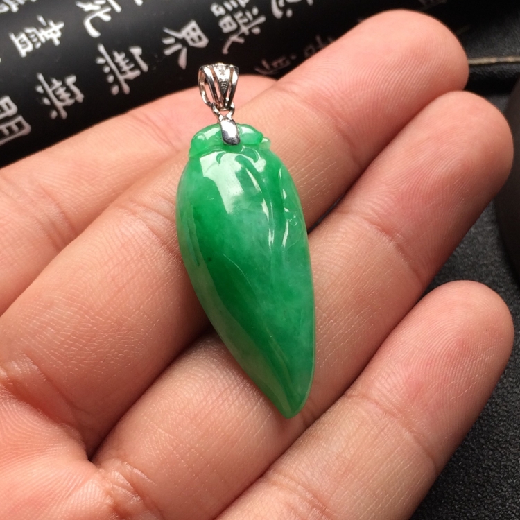 （超值推荐）糯冰种翠色福瓜挂件（金扣）