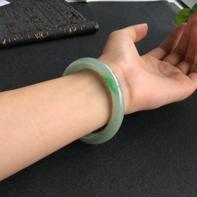 (超值推荐)糯冰种黄加绿圆条手镯(55mm)