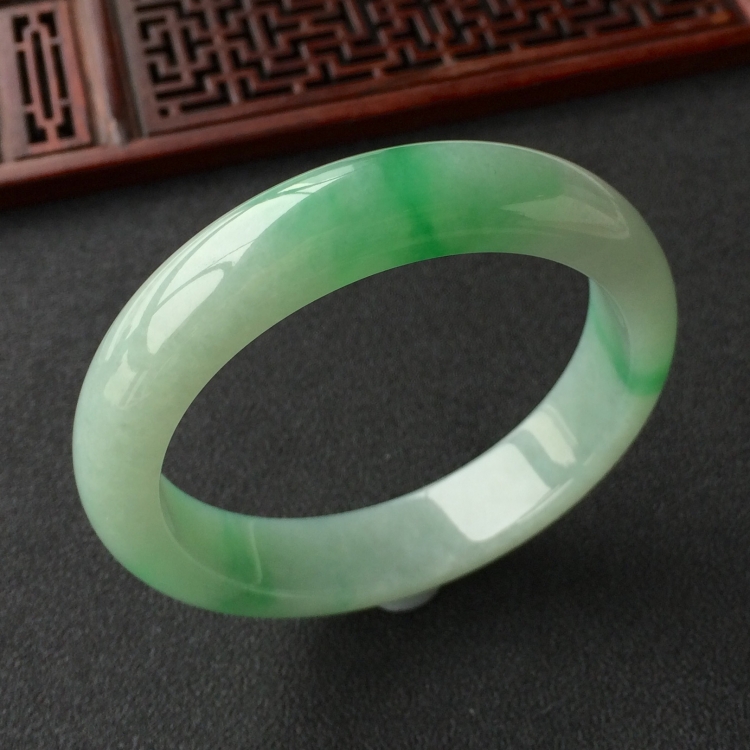 (超值推荐)糯冰种飘翠手镯(56.1mm)