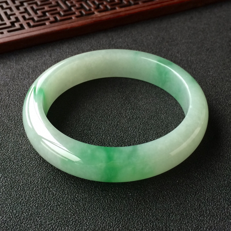 (超值推荐)糯冰种飘翠手镯(56.1mm)