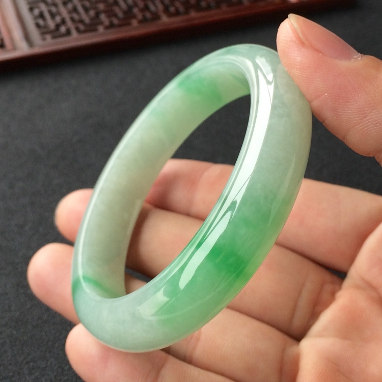 (超值推荐)糯冰种飘翠手镯(56.1mm)
