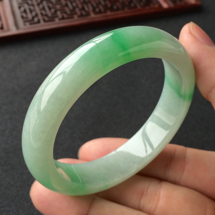 (超值推荐)糯冰种飘翠手镯(56.1mm)