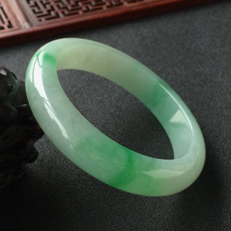(超值推荐)糯冰种飘翠手镯(56.1mm)