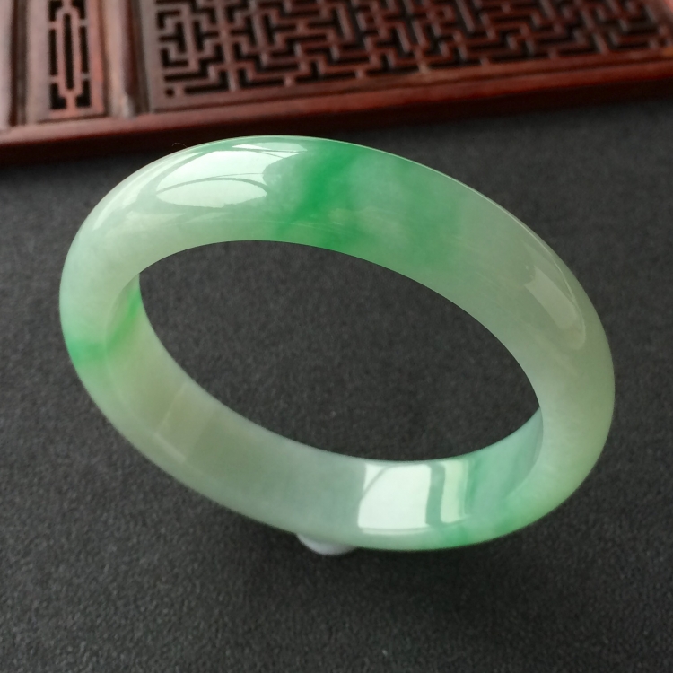 (超值推荐)糯冰种飘翠手镯(56.1mm)